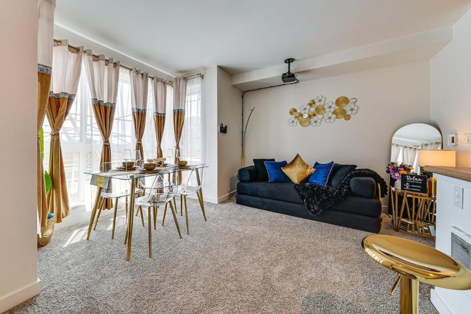 Capital hill studio close to fun with secure free parking Apartment in Capitol Hill