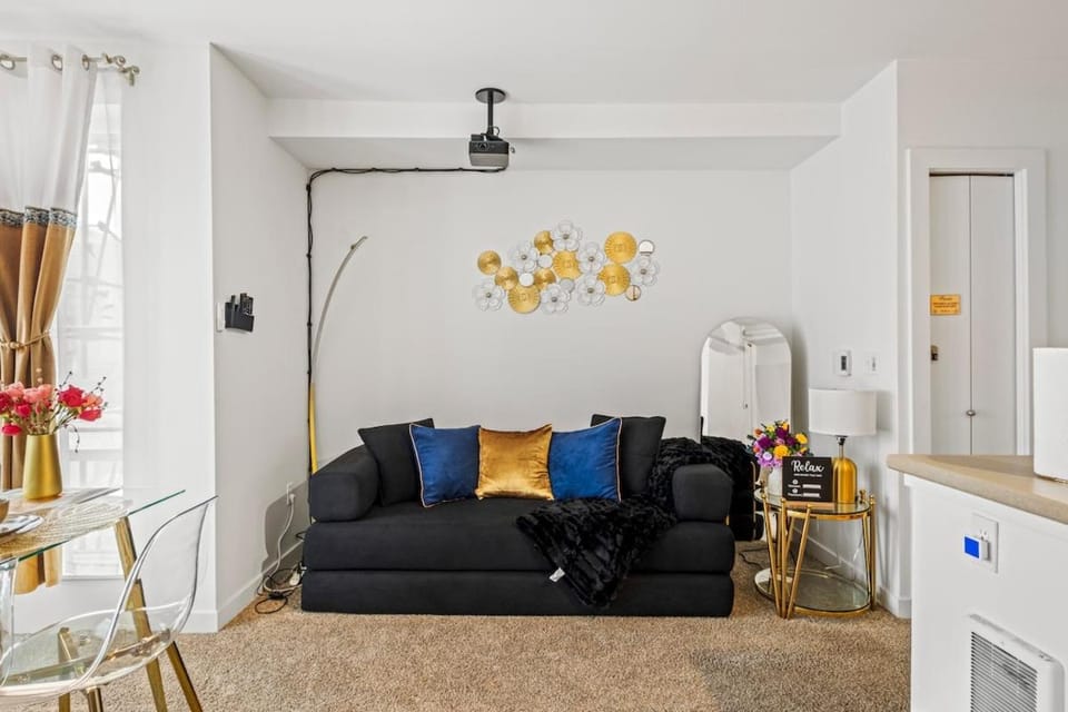 Capital hill studio close to fun with secure free parking Apartment in Capitol Hill
