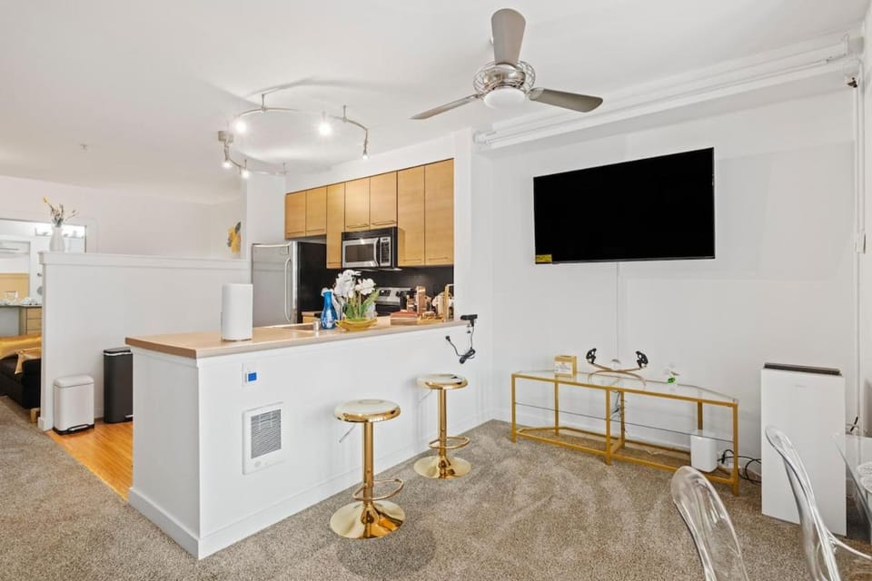 Capital hill studio close to fun with secure free parking Apartment in Capitol Hill