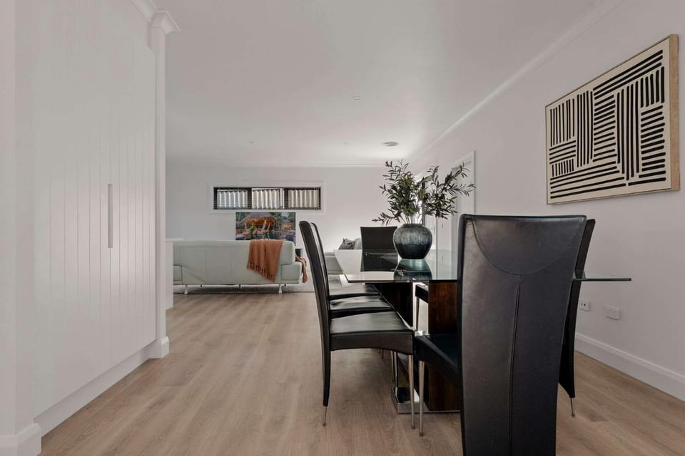 Stylish & New 3 Bed & 2 Bath Apartment on Seymour Villa in Bathurst