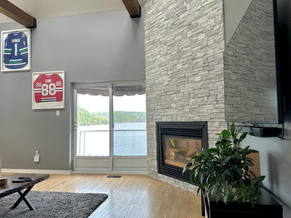 Lakehouse Paradise Chalet in Quebec