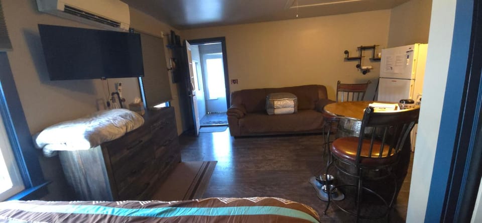 "Rustic Getaway A Charming & Cozy Cottage for Two or Four!" House in Geneva-on-the-Lake