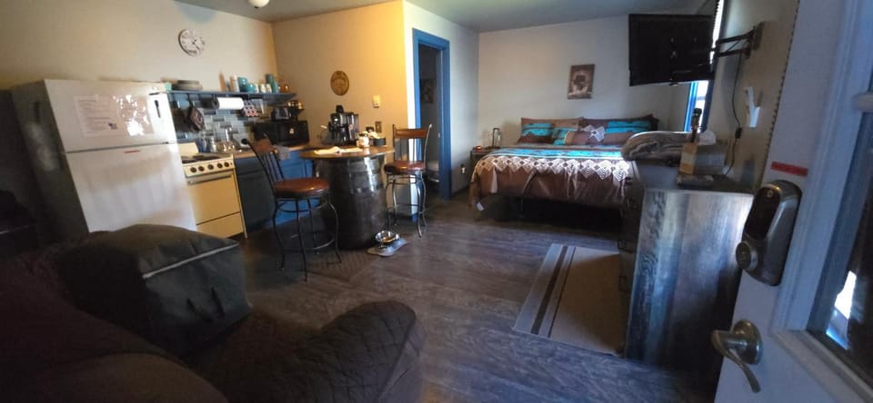 "Rustic Getaway A Charming & Cozy Cottage for Two or Four!" House in Geneva-on-the-Lake