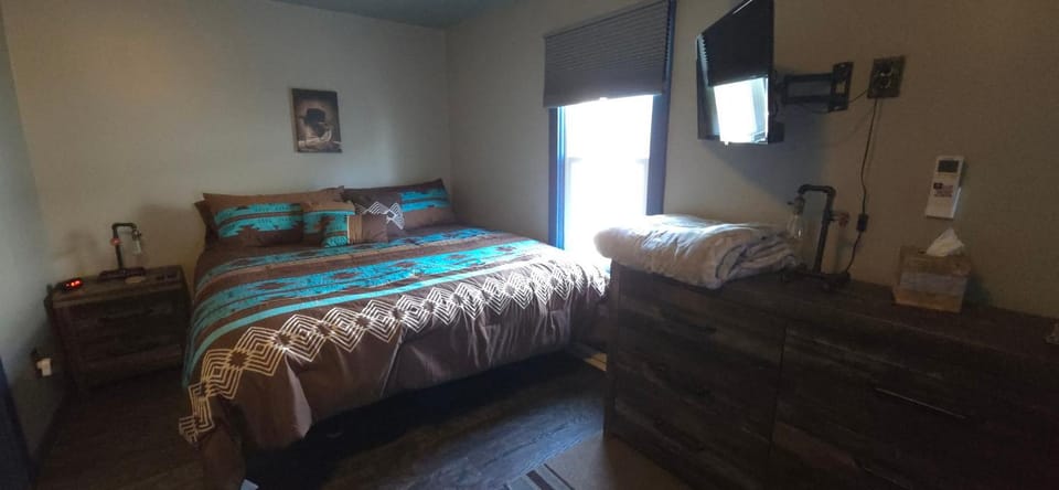 "Rustic Getaway A Charming & Cozy Cottage for Two or Four!" House in Geneva-on-the-Lake