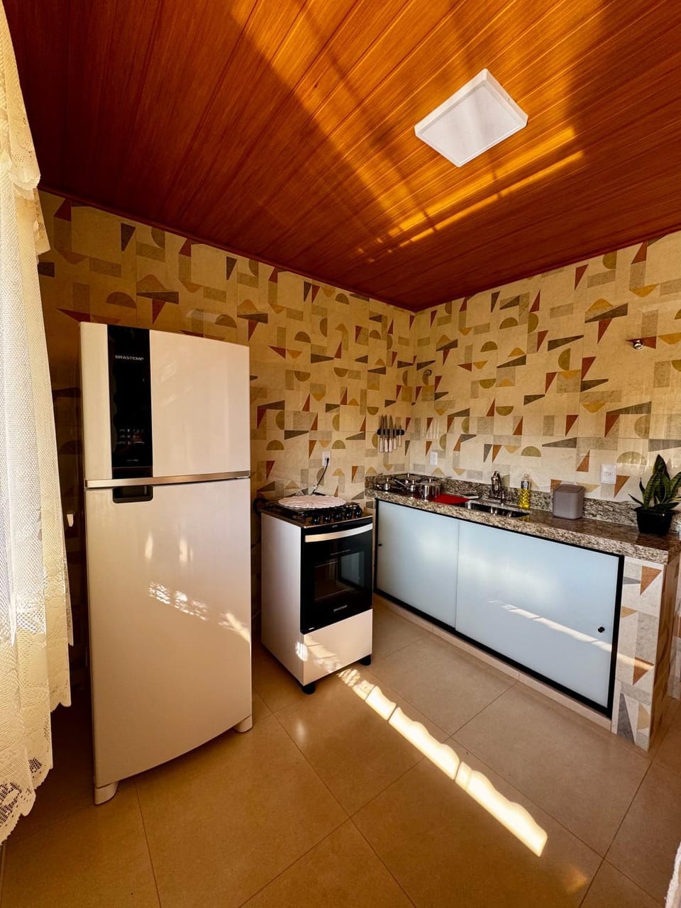 Kitchen or kitchenette, minibar, stove