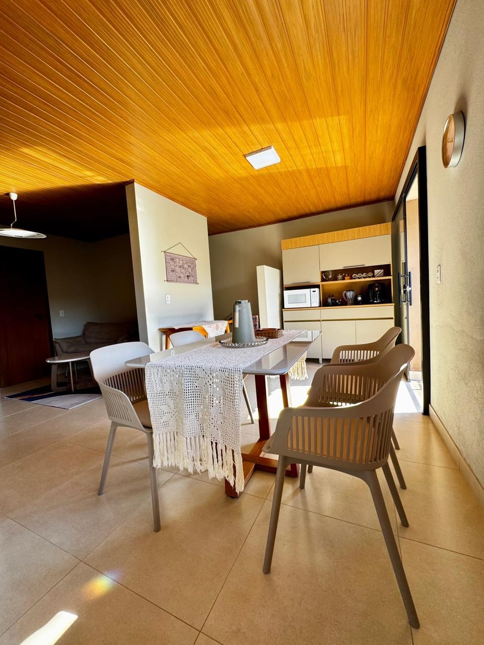 Kitchen or kitchenette, Dining area