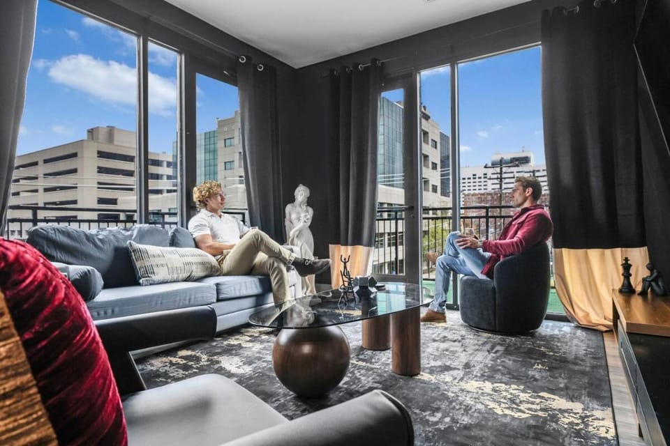 The Midnight Parthenon - 5 Min to Broadway - Midtown Apartment in Nashville