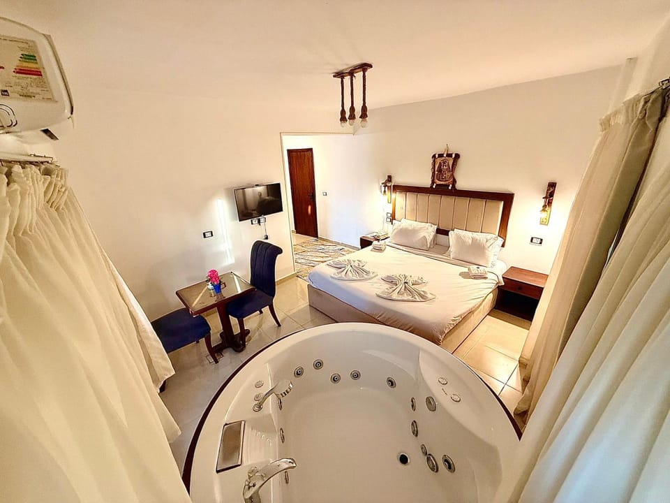 Bed, TV and multimedia, Photo of the whole room, Bedroom, towels