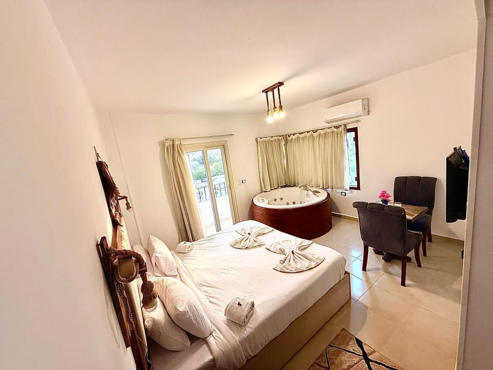 Communal lounge/ TV room, Bed, TV and multimedia, Living room, Photo of the whole room, Seating area, Evening entertainment, Bedroom, hair dresser, towels