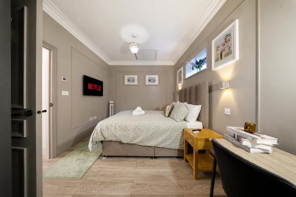 Bed, TV and multimedia, Bedroom