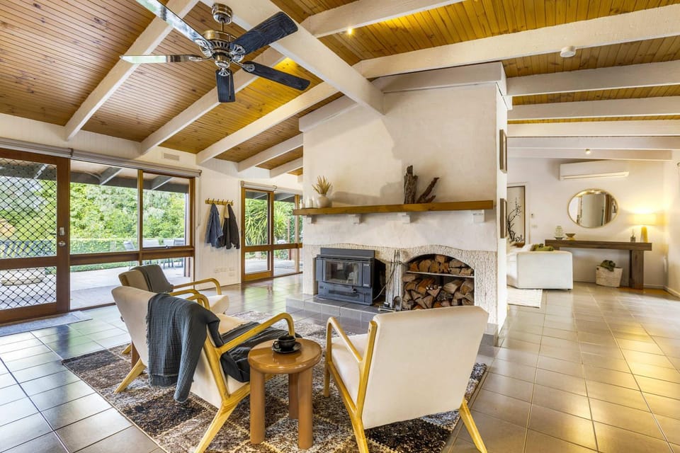 Bogong View Retreat - Spa, Sauna & Alpine Views House in Tawonga South