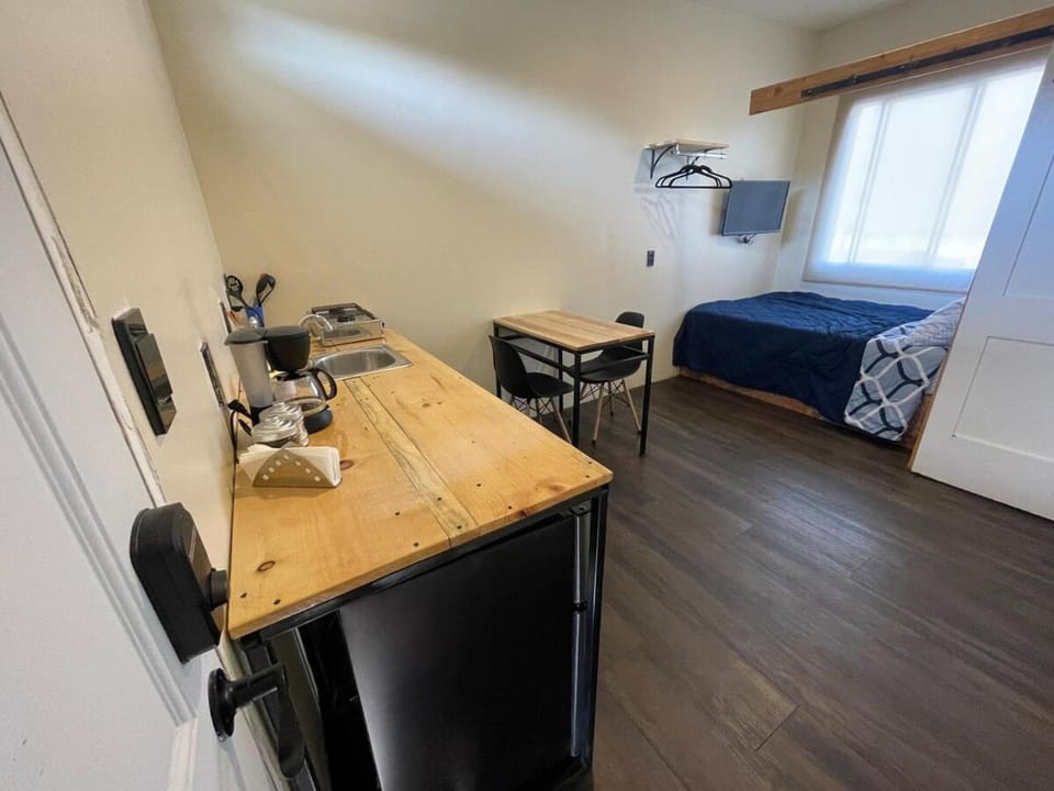 Bed, Kitchen or kitchenette, Photo of the whole room, Decorative detail, Bedroom