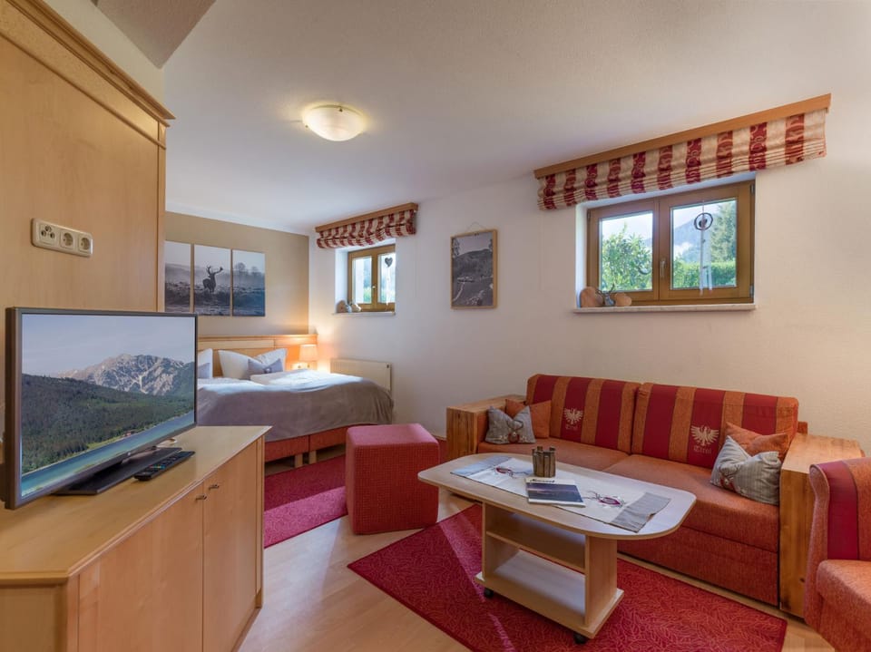 Communal lounge/ TV room, Natural landscape, TV and multimedia, Living room, Bedroom, Garden view, Garden view