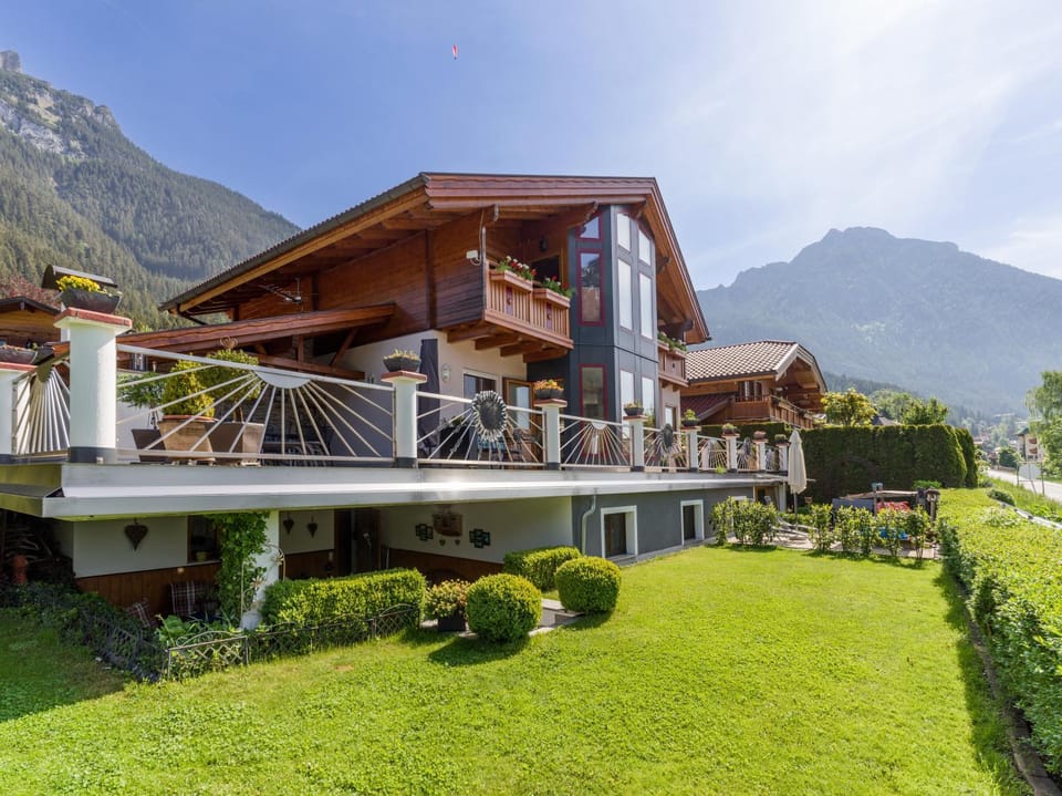 Property building, Staff, Staff, Facade/entrance, Summer, Garden, Garden, Balcony/Terrace, Balcony/Terrace, Garden view, Garden view, Mountain view, Mountain view, Street view, Street view