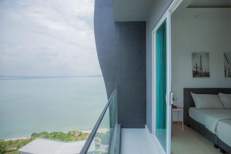 Luxury Seaview Apartment, near Queensbay Apartment in Bayan Lepas