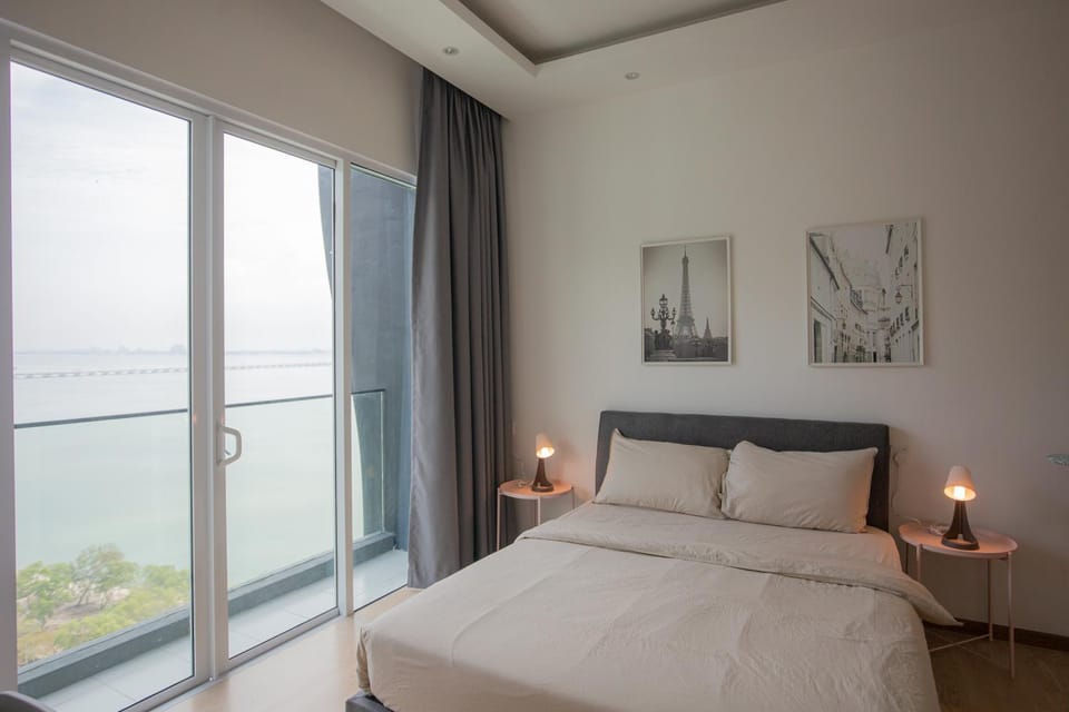 Luxury Seaview Apartment, near Queensbay Apartment in Bayan Lepas