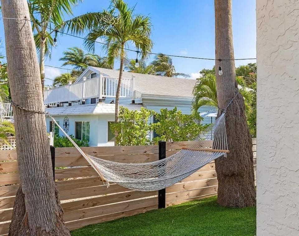 Walk to Beach - Tropical Yard with Putting Green Villa House in Boynton Beach