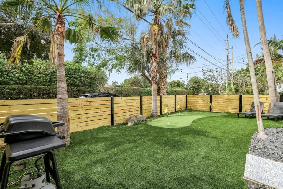 Walk to Beach - Tropical Yard with Putting Green Villa House in Boynton Beach