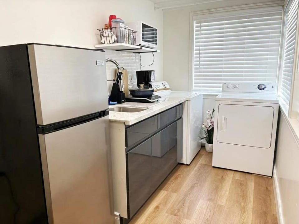 Private Suite with Dedicated Driveway 8-Min Walk to UCD Medical Center & Shriners House in Sacramento