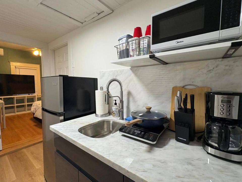 Private Suite with Dedicated Driveway 8-Min Walk to UCD Medical Center & Shriners House in Sacramento