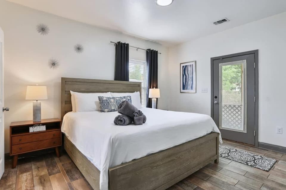 Cozy Cottage Near Thunderbolt Marina w Fenced Yard House in Savannah