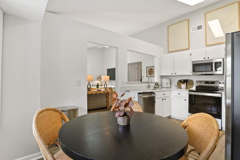 Renovated Cottage near Beach & City Dogs Welcome House in Wilmington Island