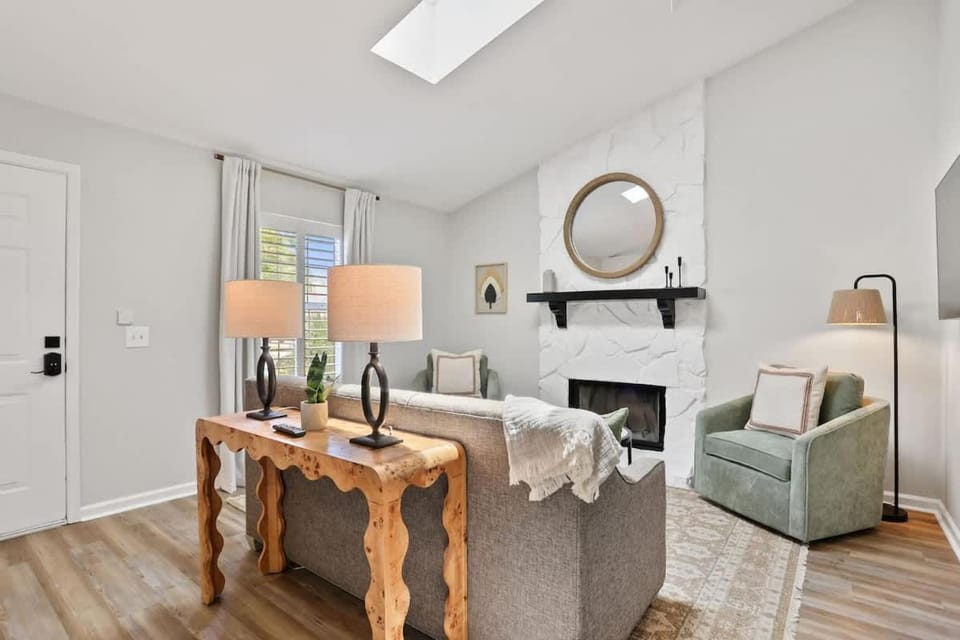 Renovated Cottage near Beach & City Dogs Welcome House in Wilmington Island