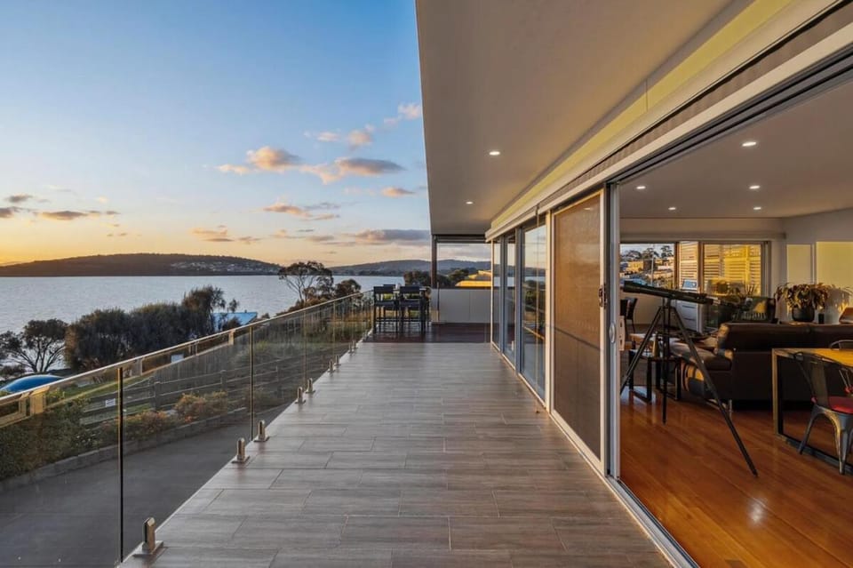 Whataview - Luxe, Sunset Soaking Tub & Fire Pit House in Tasmania