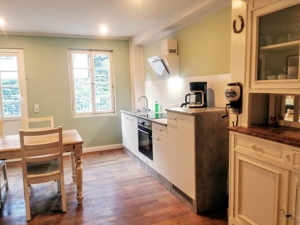 Coffee/tea facilities, Kitchen or kitchenette, pet friendly, stove