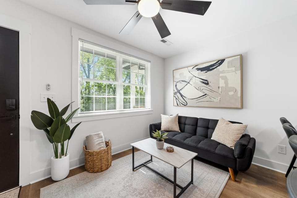 1BD Modern Condo - Downtown Walkable to F&M Bank Arena Apartment in Clarksville