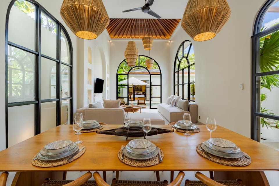 Living room, Food and drinks, Seating area, Dining area, Food