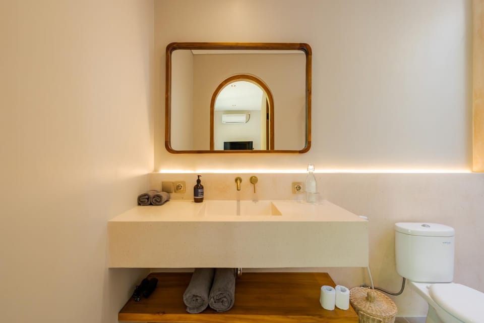 Toilet, Bathroom, towels