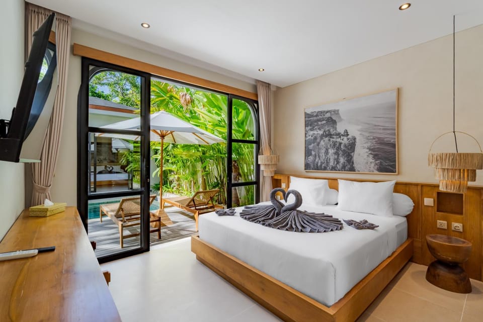 Bed, TV and multimedia, View (from property/room), Bedroom