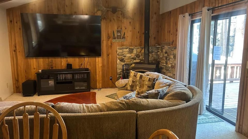 Moose Lodge 3 Level Sleeps 16 5 Min to Lake House in McCall