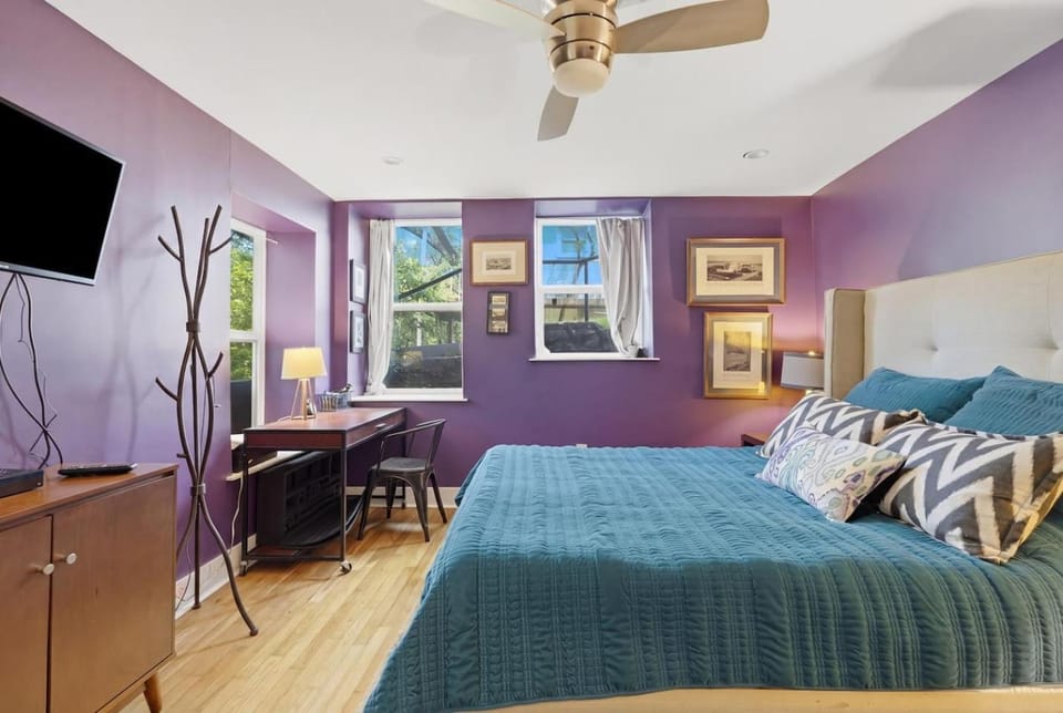 Bed, TV and multimedia, Bedroom