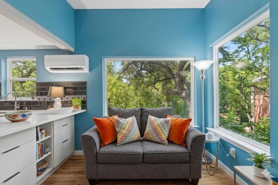Kitchen or kitchenette, Living room, Seating area, air conditioner
