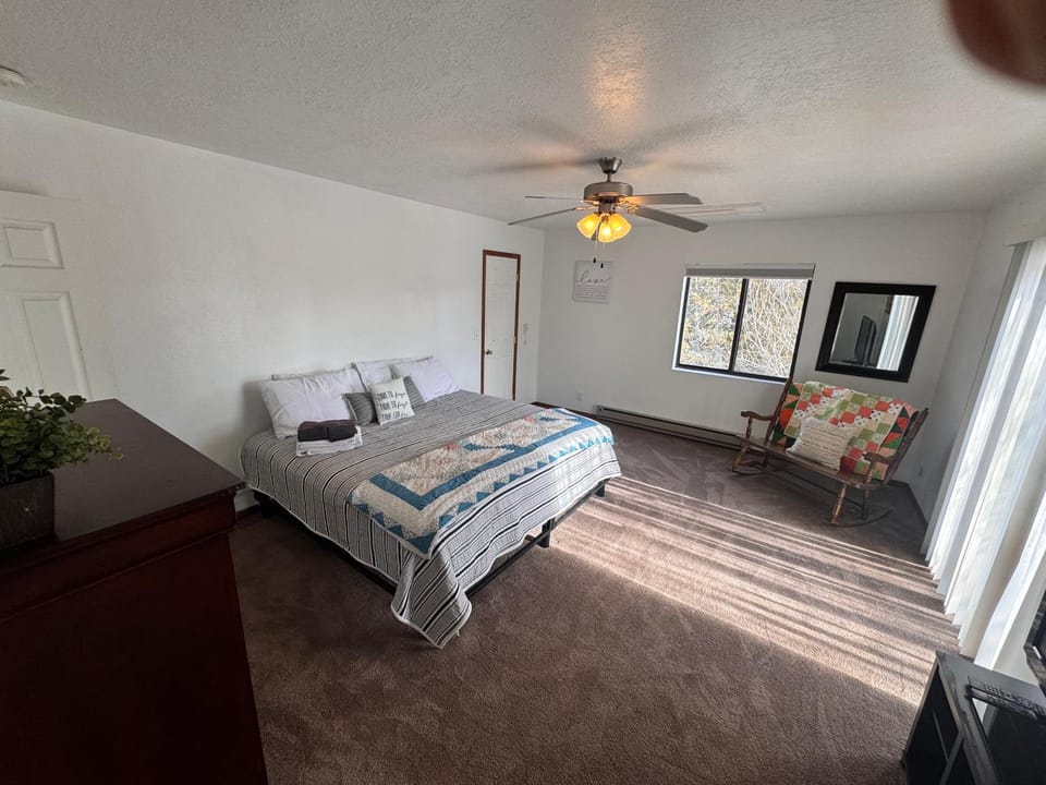 Bed, TV and multimedia, Photo of the whole room, Bedroom