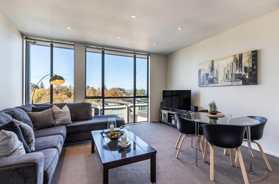 Marina View Retreat with Pool in Prime Location Apartment in Taupo