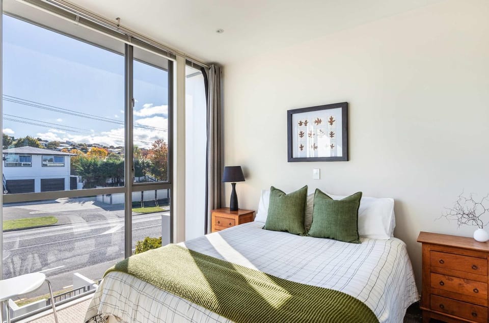 Marina View Retreat with Pool in Prime Location Apartment in Taupo