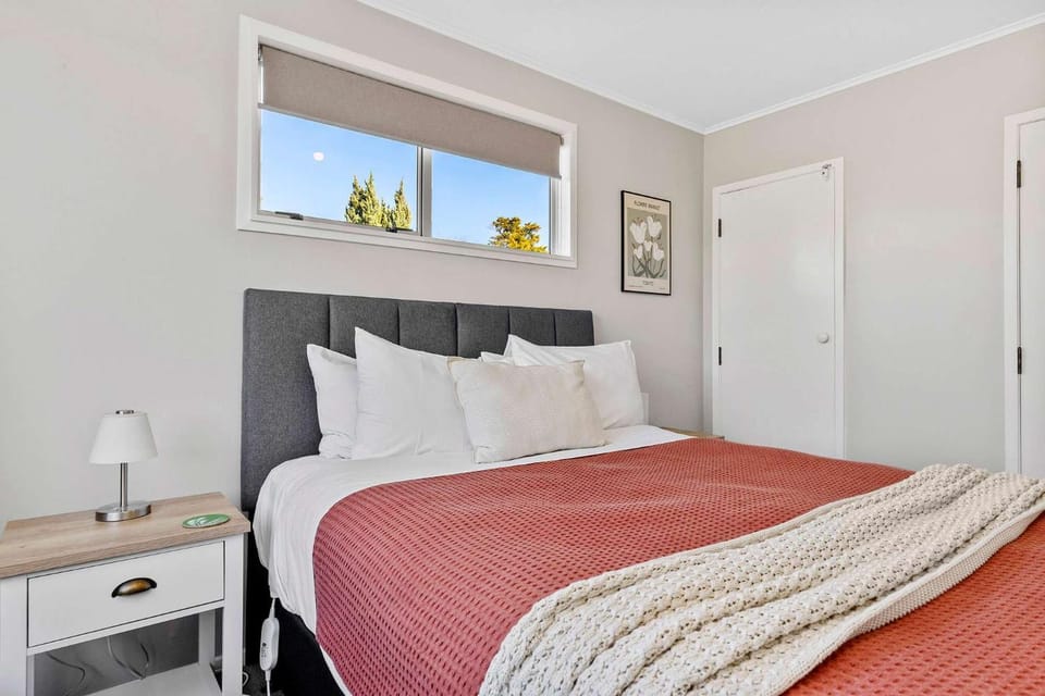 Walking Distance to the Lake - Stylish Cottage House in Taupo