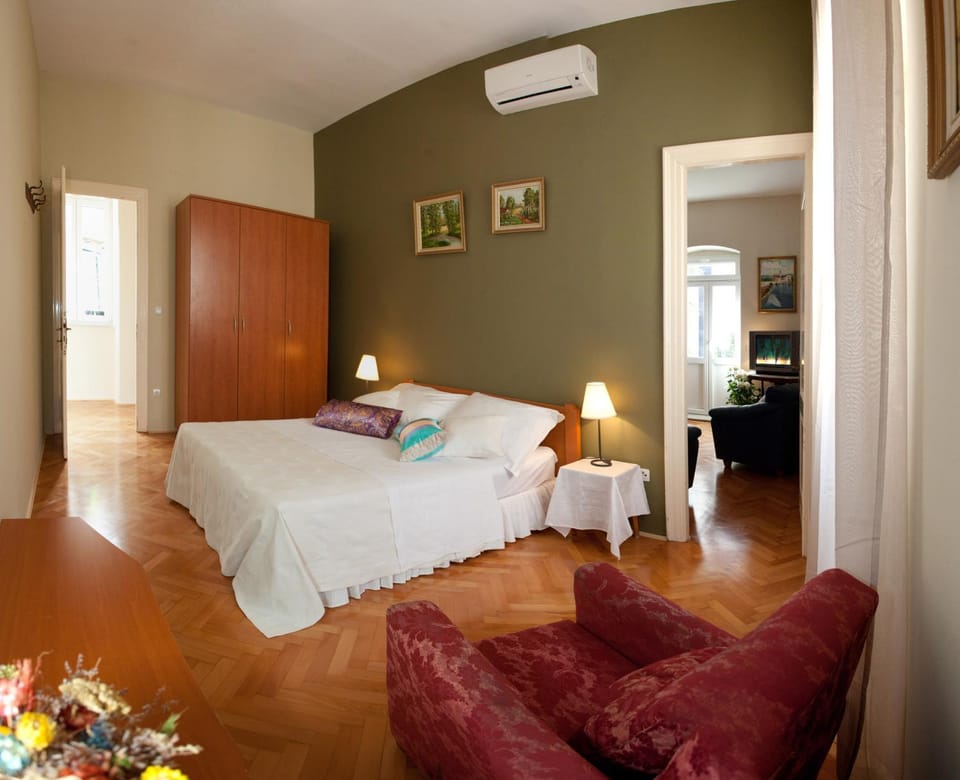Bed, Seating area, Bedroom