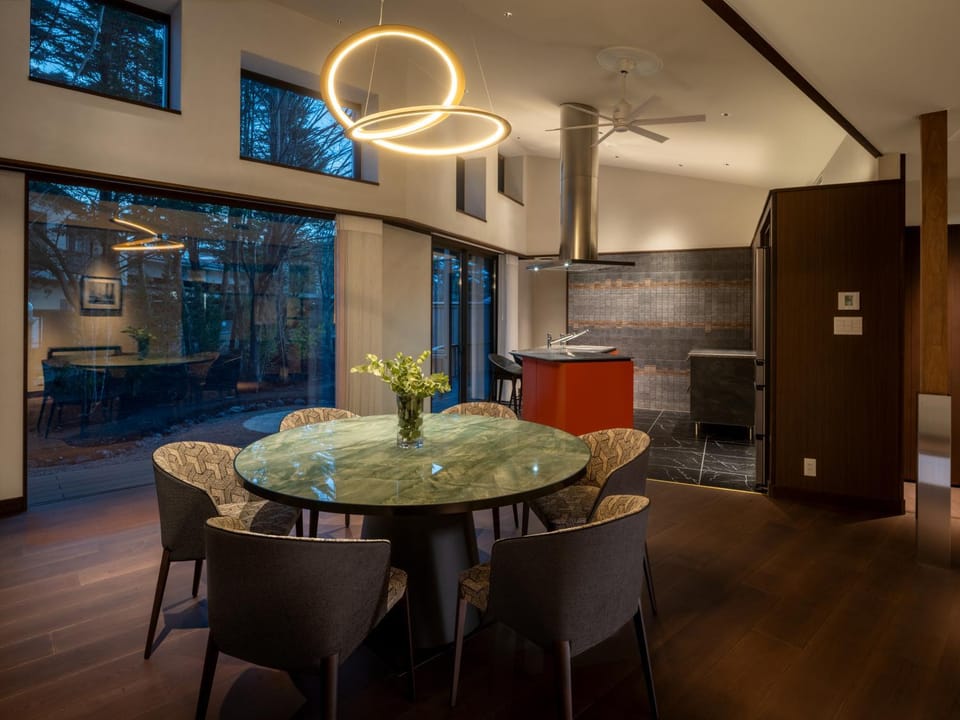 Kitchen or kitchenette, Dining area