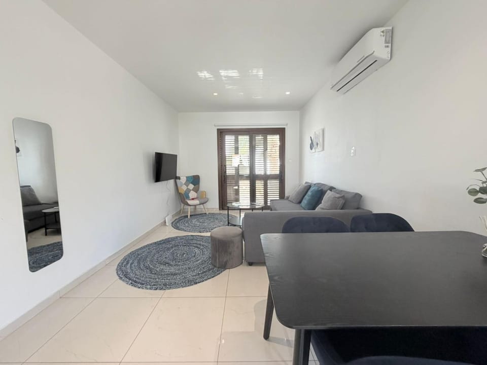 TV and multimedia, Living room, Seating area, air conditioner