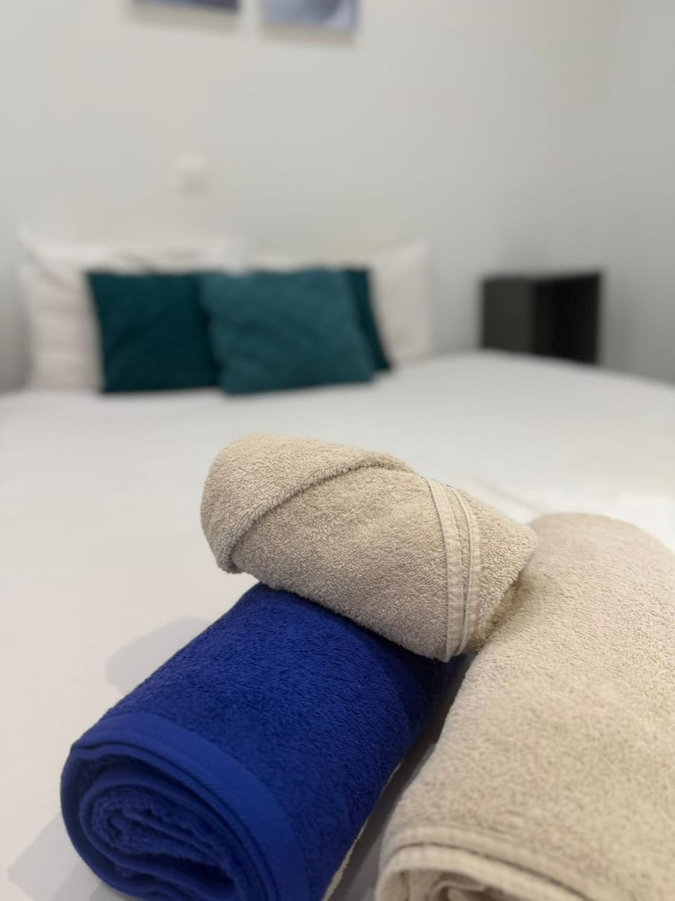 Bed, towels