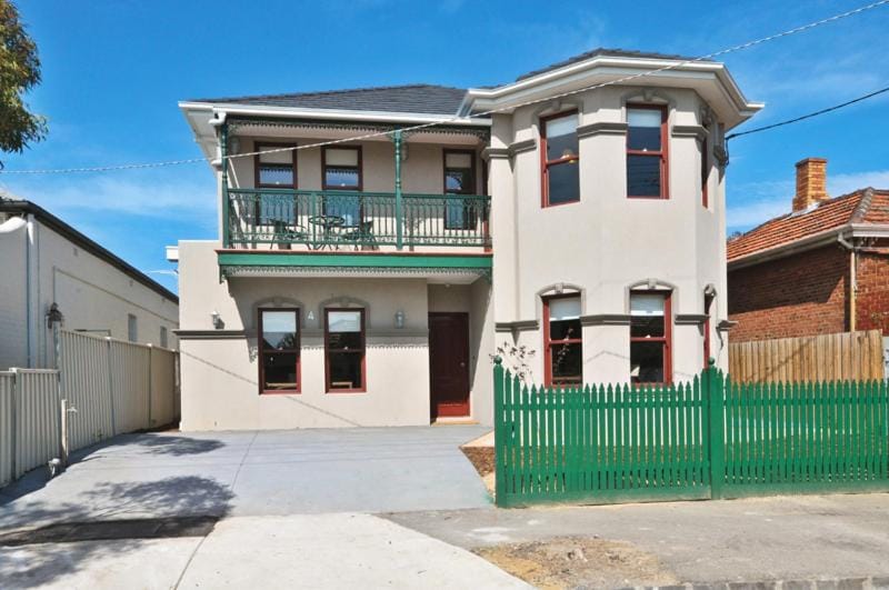 Carnarvon St - Stylish & Comfortable Urban Stay Bed and Breakfast in Melbourne