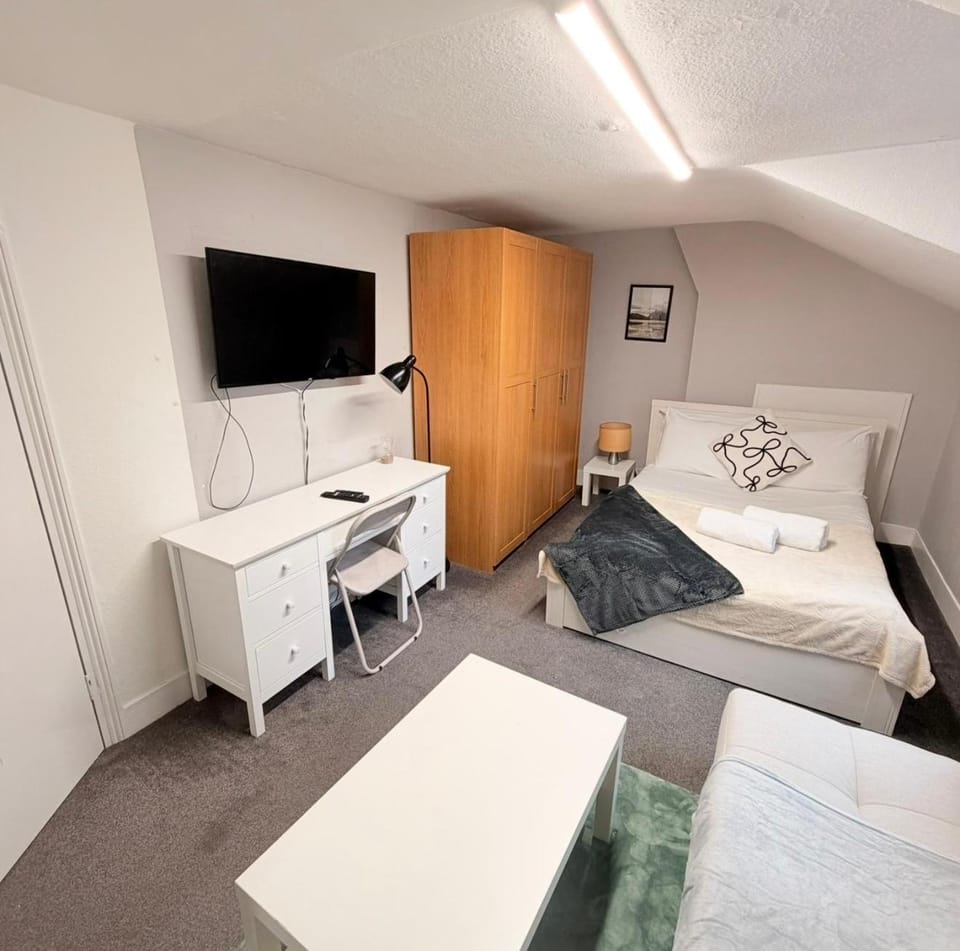 Bed, TV and multimedia, Photo of the whole room, Seating area, Bedroom, wardrobe
