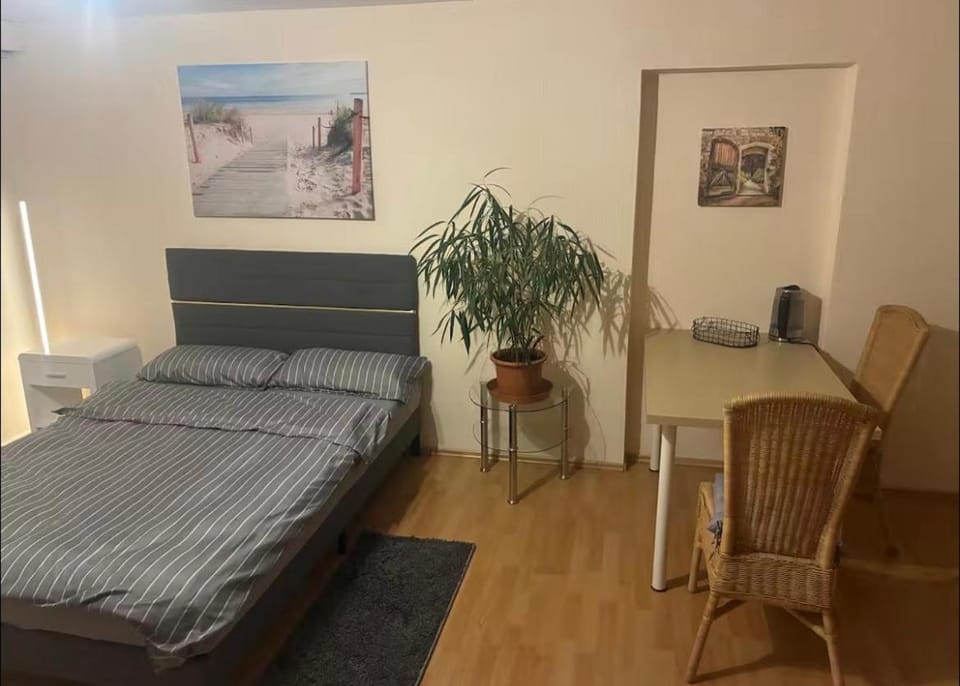 Bed, Seating area