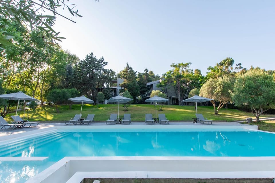 Swimming pool, sunbed