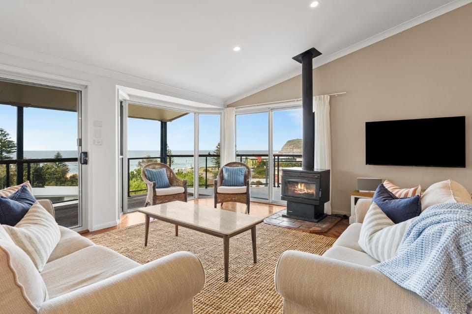 TV and multimedia, Living room, Seating area, Evening entertainment
