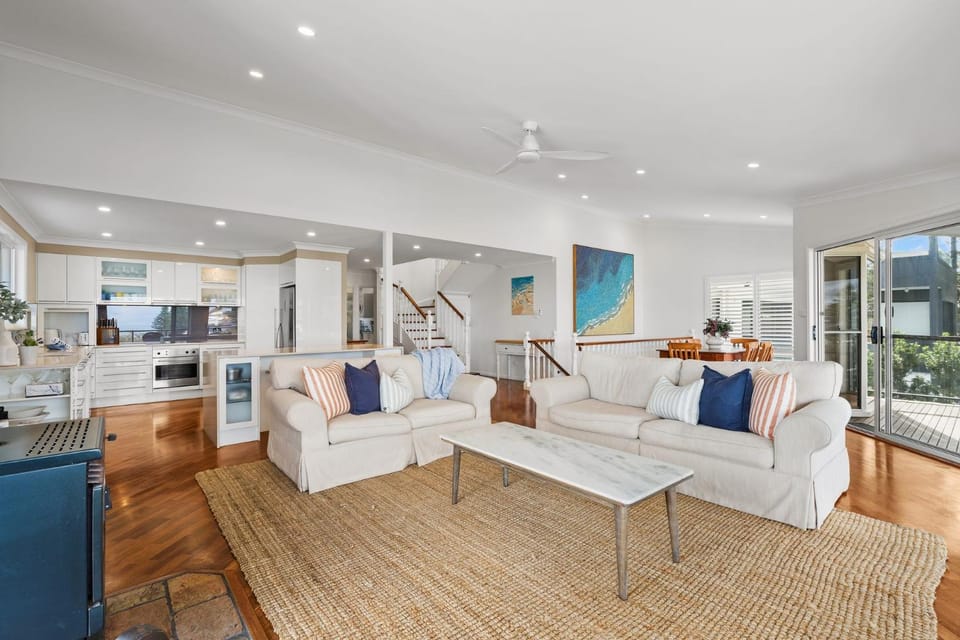 TV and multimedia, Kitchen or kitchenette, Living room, Seating area, Dining area